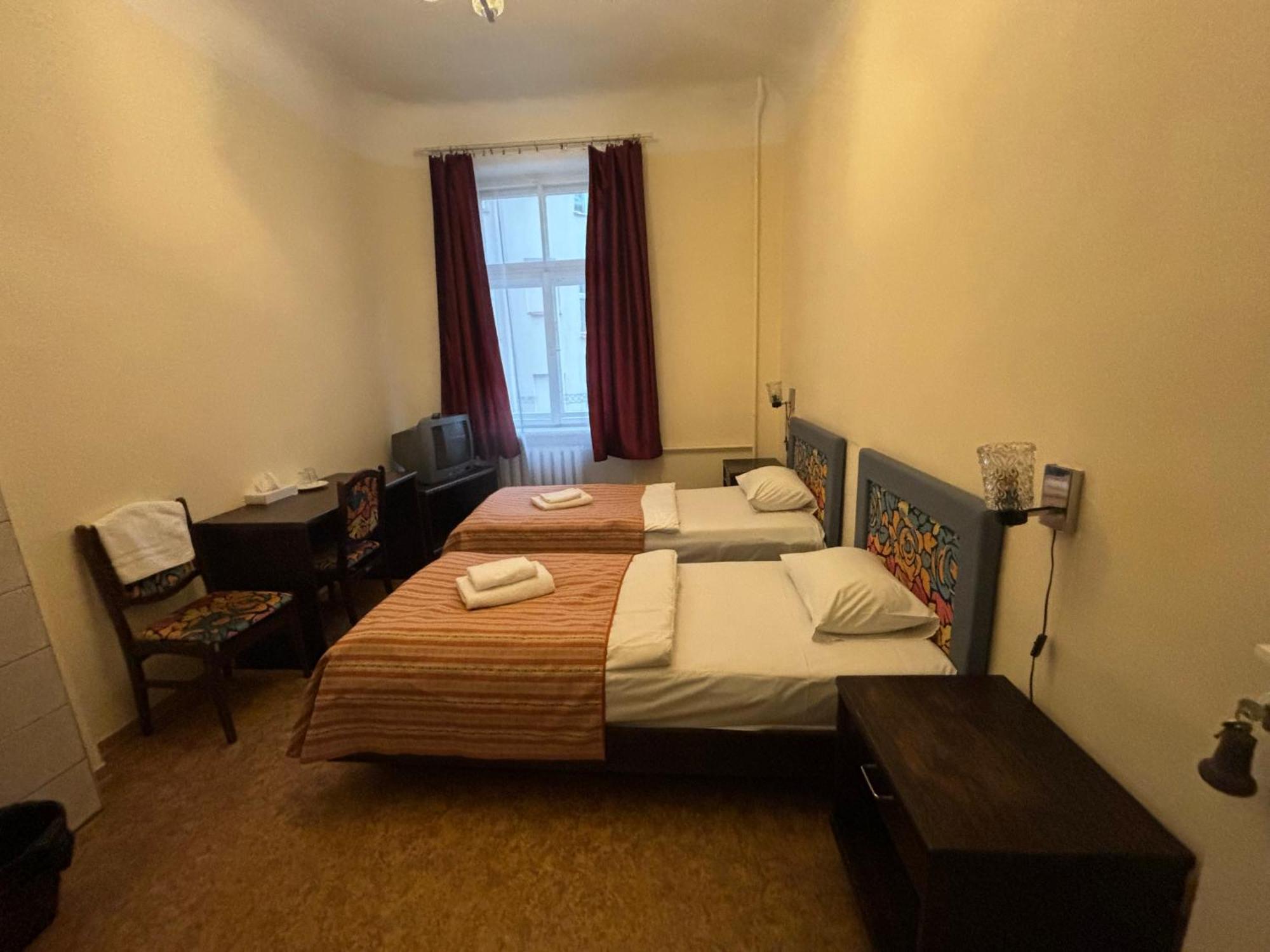 Hostel Viktorija With Private Rooms Riga Ngoại thất bức ảnh