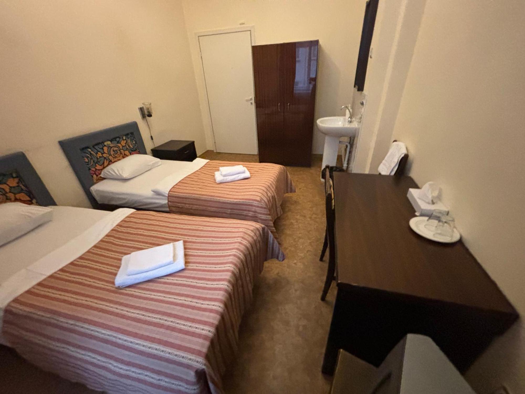 Hostel Viktorija With Private Rooms Riga Ngoại thất bức ảnh