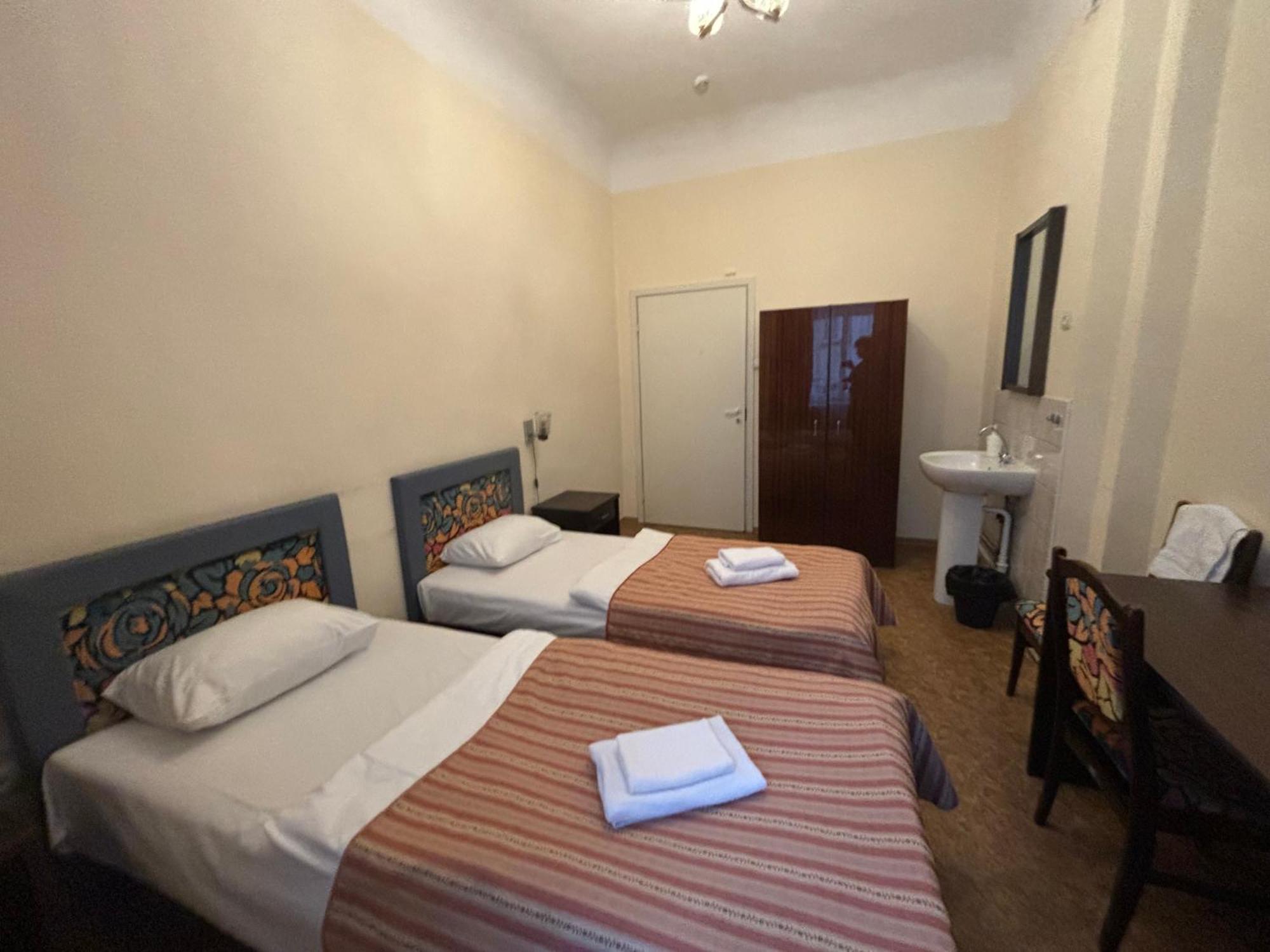 Hostel Viktorija With Private Rooms Riga Ngoại thất bức ảnh