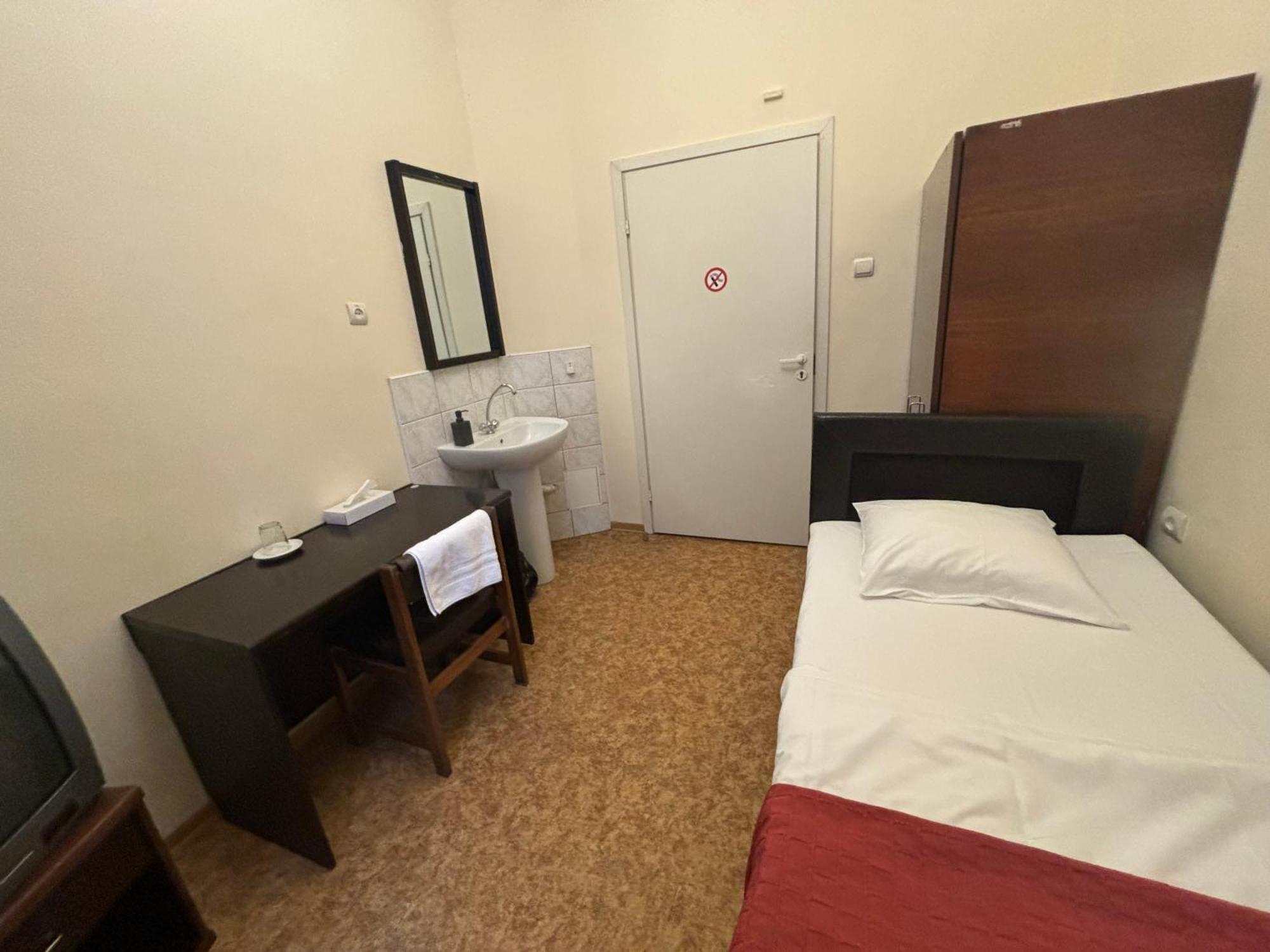 Hostel Viktorija With Private Rooms Riga Ngoại thất bức ảnh